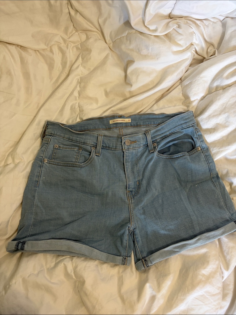 Levi’s Light Blue Denim Roll-Cuff Women’s Shorts - Picture 1 of 4